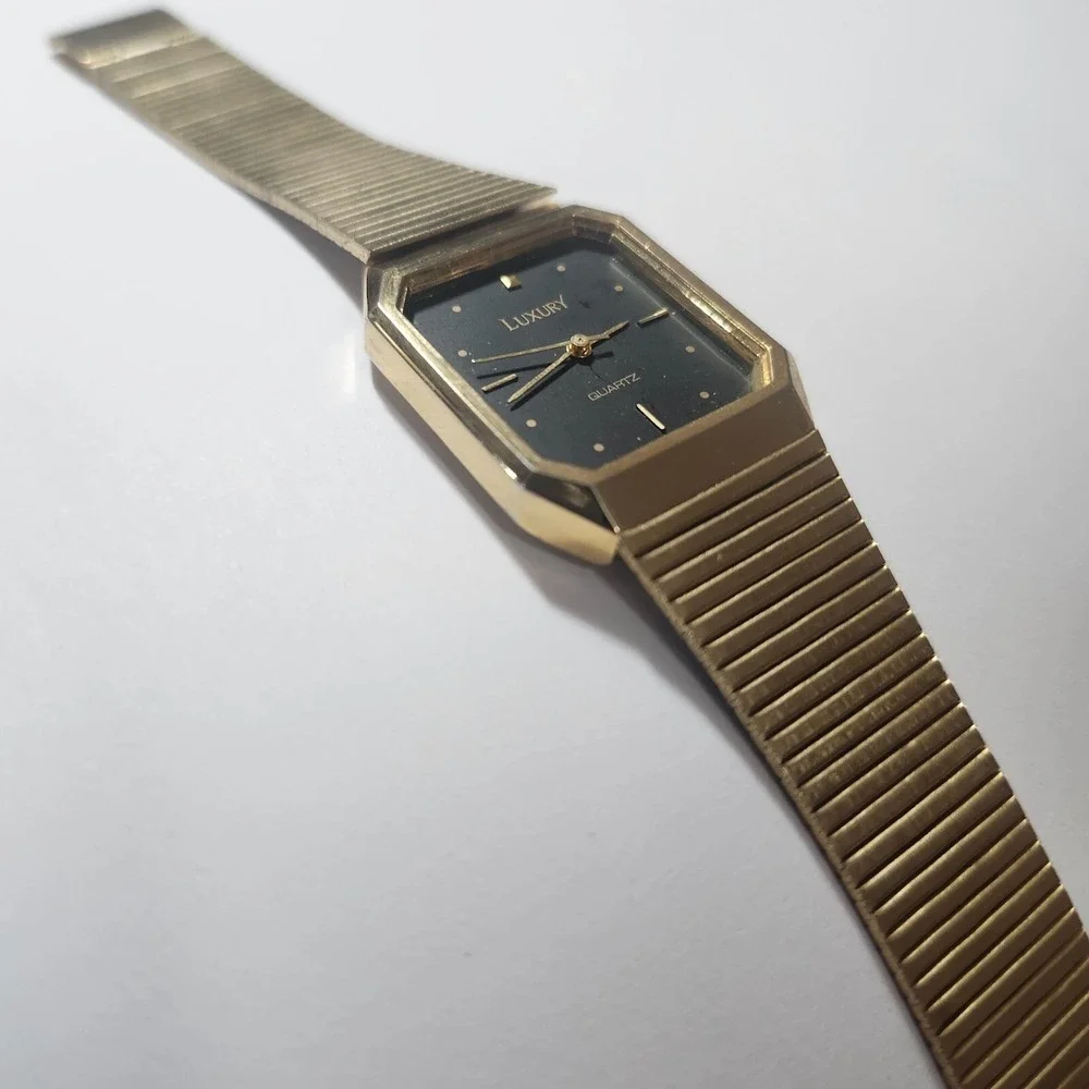 Luxury Quartz Gold Tone Watch - NEEDS GLASS FACE & BATTERY